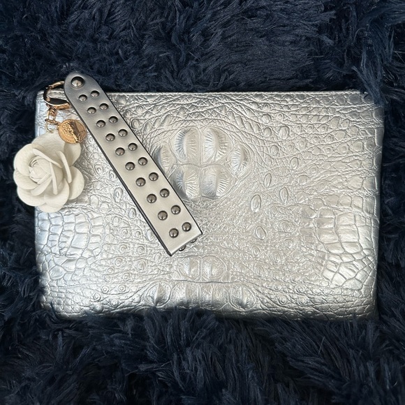 NWOT LARGE SILVER CLUTCH - Picture 6 of 6